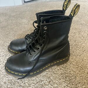 1460 Dr. Martens LEATHER LACE UP BOOTS